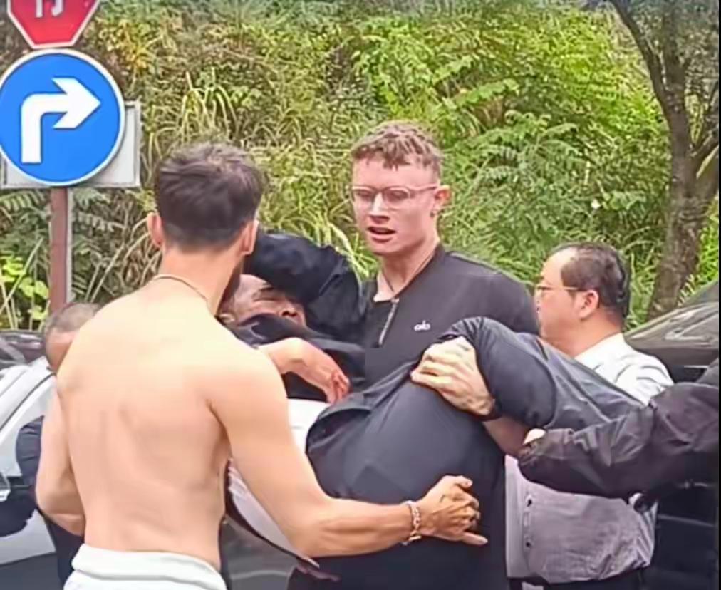 老人被压侧翻车中，命悬一线！
两名外籍游客冲上前，一把抱出被困老人！这一抱，才让