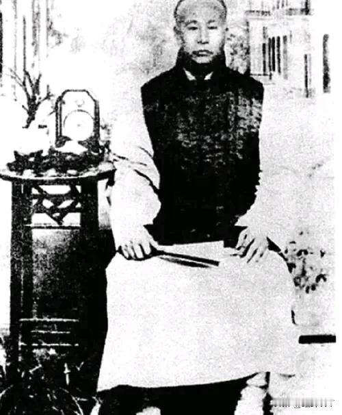 武侠小说里那些所谓江湖中的大侠，在朝廷的大内侍卫和武状元面前分文不值。
大家耳熟