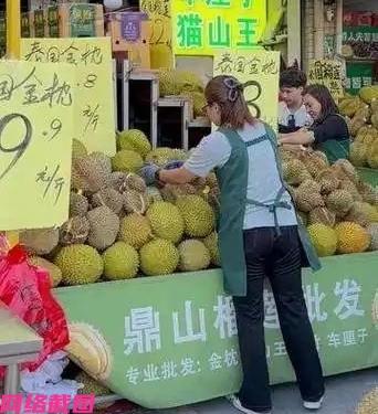 广东广州有人看到如今水果店，榴莲的价格相对比往年价格便宜些，众人也是表示价格便宜