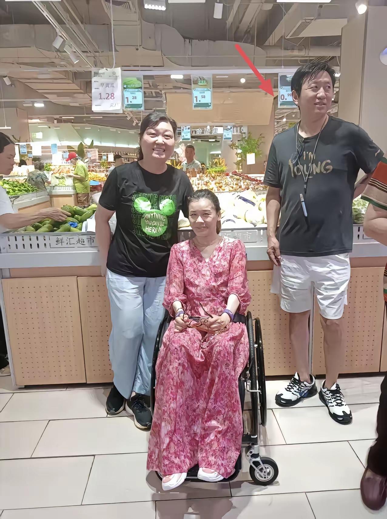 45岁桑兰和老公黄健在北京逛超市买菜被偶遇，她坐在轮椅上，穿着一条碎花长裙，脸色