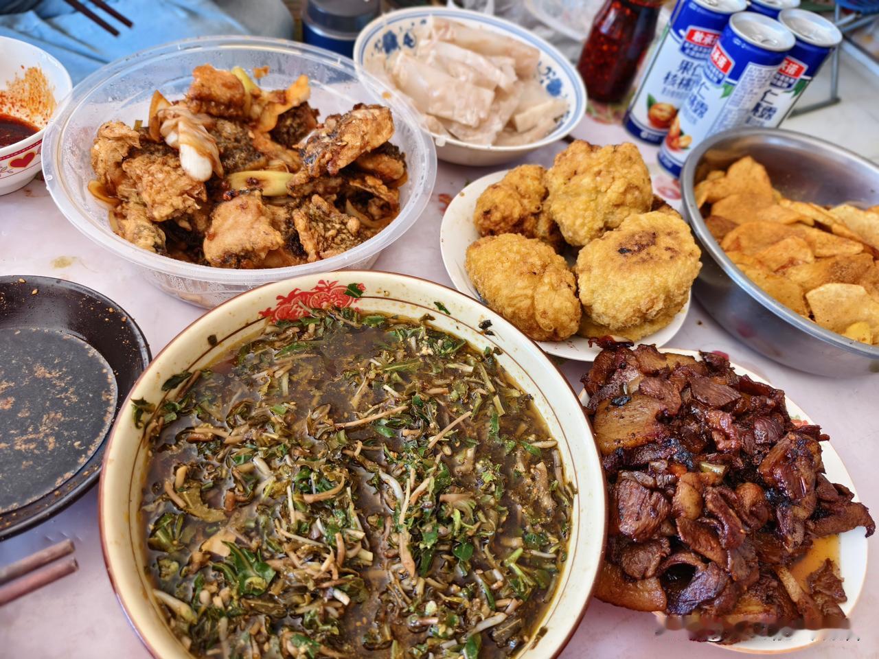 春日生活打卡季 地标山西偏关小县城，春季普通的家庭生日聚餐，豆馅油糕，凉拌苦菜，