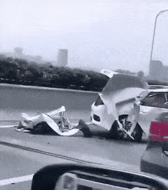 这是救人，还是杀人？
最近，这段视频莫名其妙又火了，被一些博主说成了另一个故事：