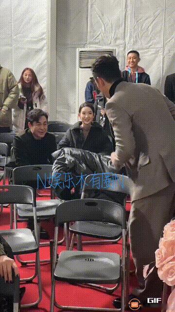 胡歌主动要求加张颂文的微信。
胡歌起身走到了张颂文身边。
没想到
张颂文神秘兮兮