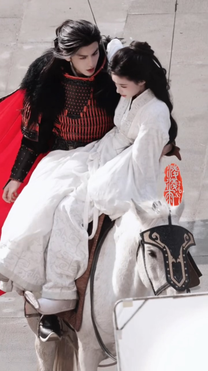 抱得美人归的同时还能单手空马指挥….谁懂这个萧厉有多苏🥵张凌赫一把把林允拉上马