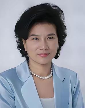 董明珠说：“大部分人不会雪中送炭，都可以锦上添花，不要觊觎别人对你施舍，你永远做