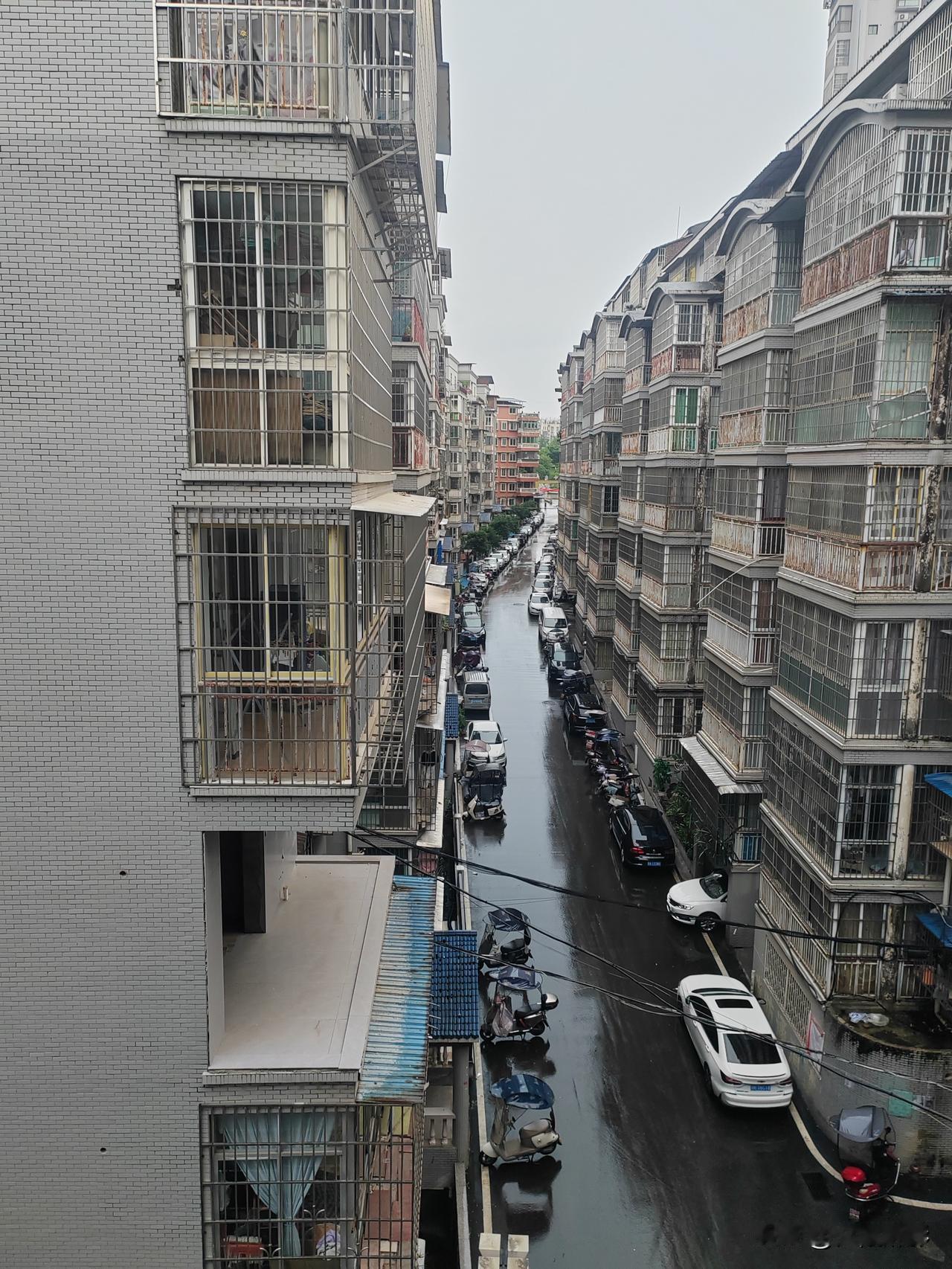 夏雨拂燥热，清风助高考
 
盛夏的风，从前几日开始，便裹挟着沉甸甸的燥热，闷得天