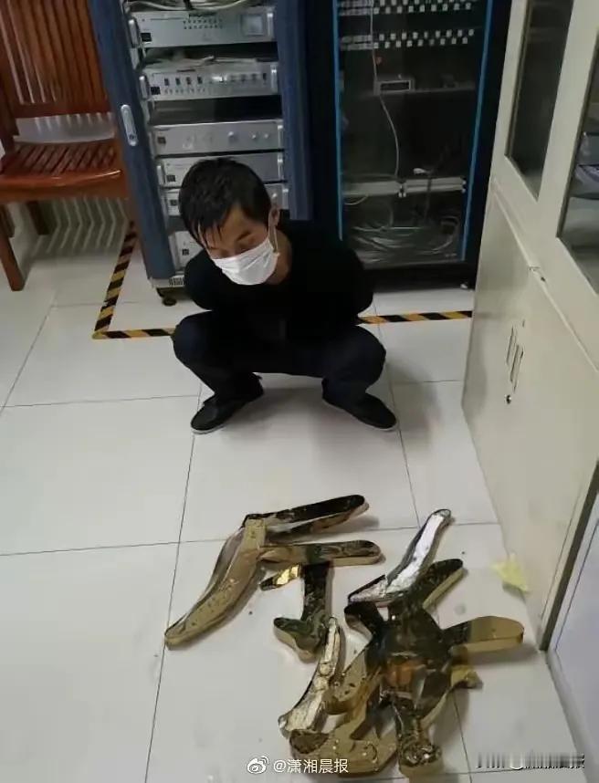 天下之大，无奇不有
发生在广西，事情是一男子路过公安厅门口，看着这些金色字闪闪发