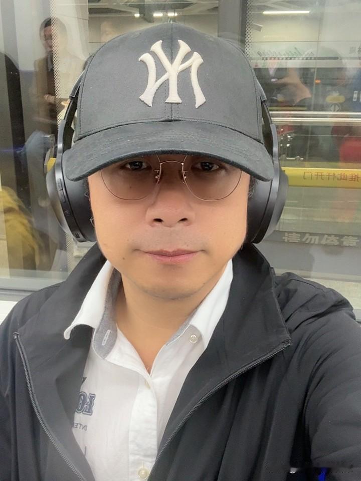 忙碌一天，坐地铁回家，这是很多打工人的日常。我也不例外，今天在公司忙得晕头转向，