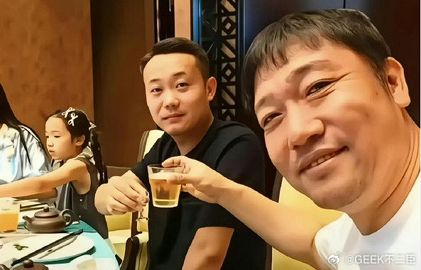 贾冰私人饭局被偷拍熟人局私下偷拍向外爆料，这种 “席间背刺” 远比网络上的争议更
