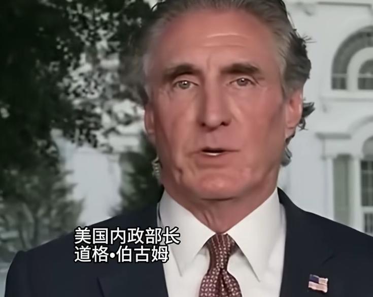 你有没有发现，这几年美国政客说话越来越焦虑？前脚刚在半导体上喊“卡中国脖子”，后