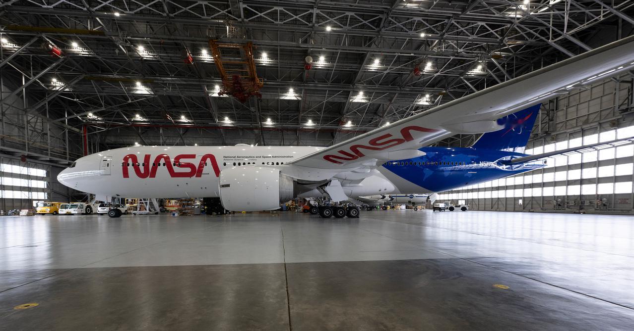 8月12日，NASA兰利研究中心一架波音777完成全新涂装返回该中心。新机身涂装