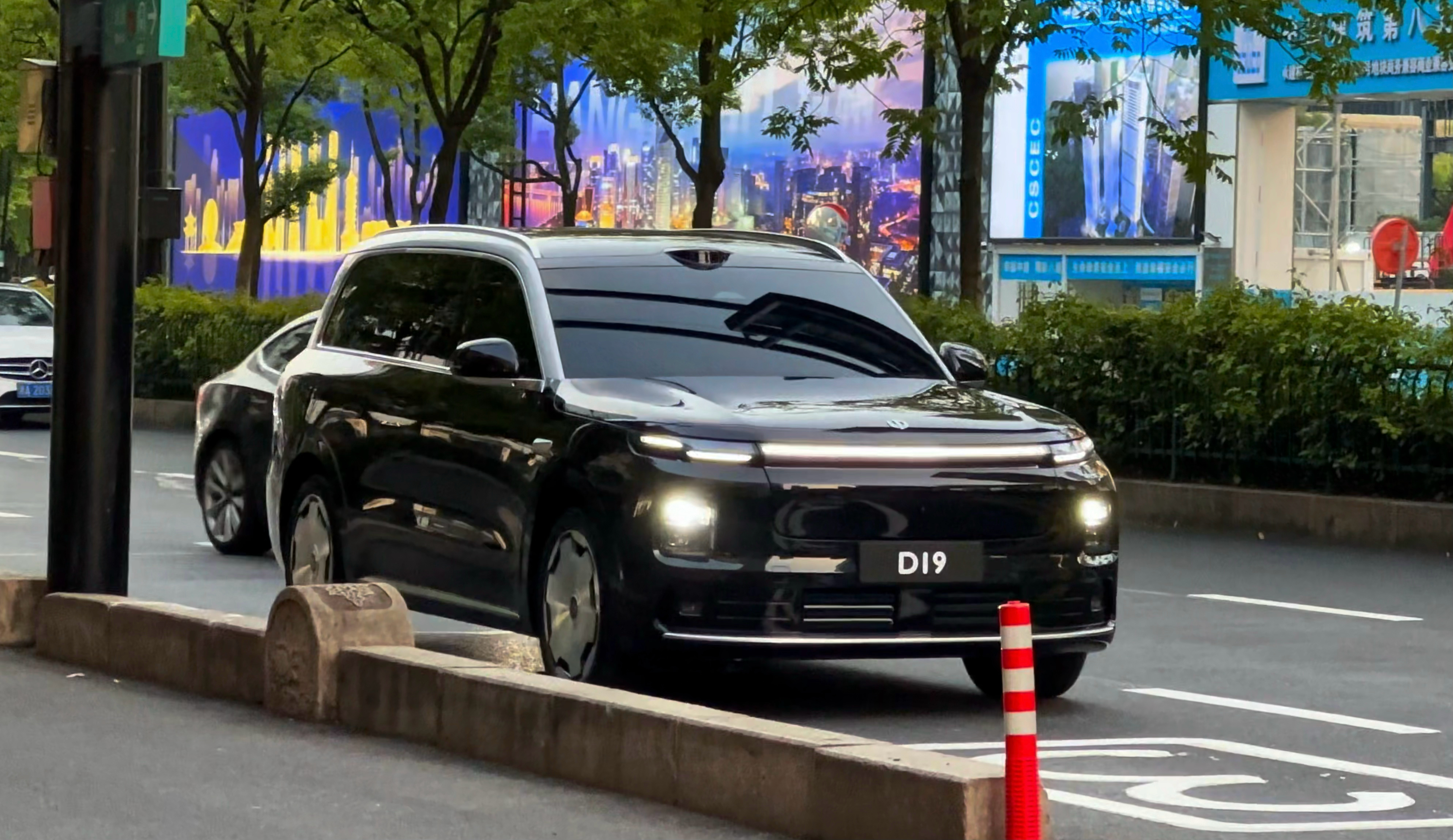 零跑 D19 无伪装出街，这气场可还行。[思考]零跑D19新能源汽车 ​​​