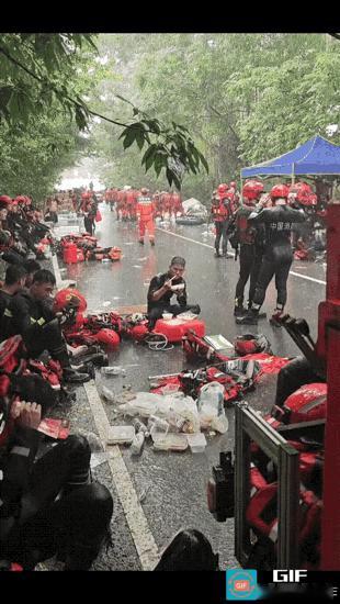 谁懂啊！刚刷到消防战士蹲在雨里扒饭的视频，我第一反应根本不是什么刻意煽情，是心脏