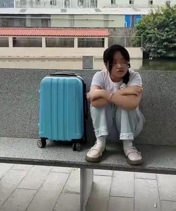 这是谁的孩子真让人心疼，广西一女孩高考结束后为了挣学费只身前往广东打暑假工。钱花