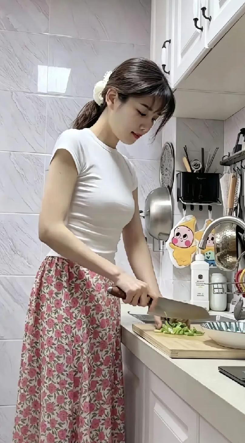 这美女上得厅堂，下得厨房！
谁要能娶到这女子做老婆，晚上睡觉，做梦都能笑醒吧！