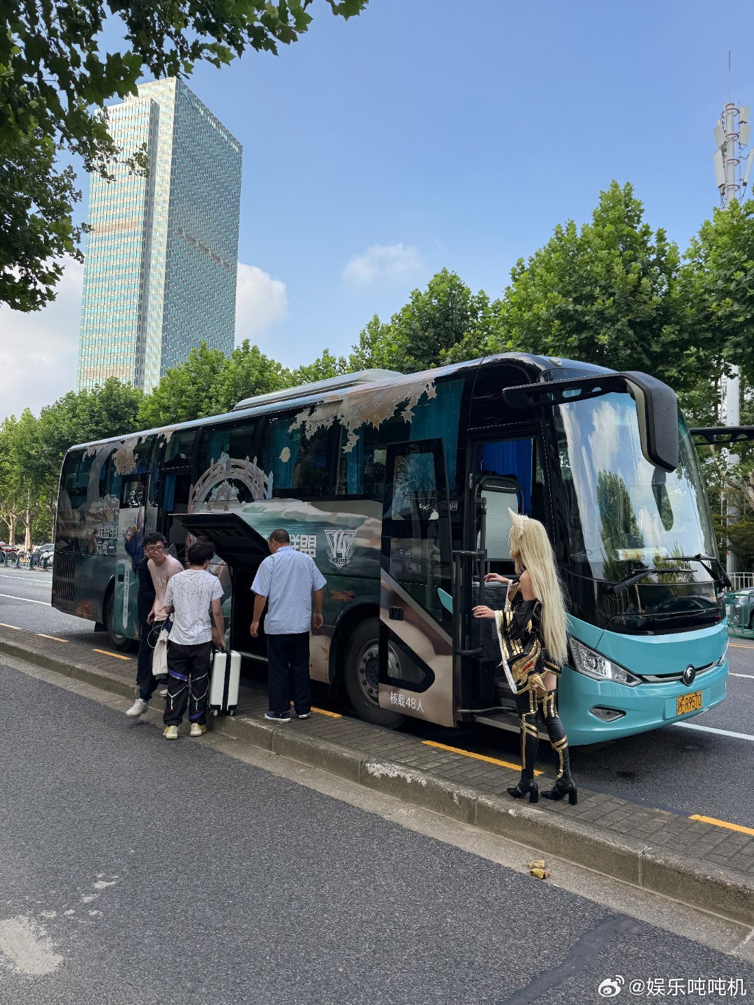 阿狸痛车痛了个大巴车 阿狸这痛车也太“痛”了，直接痛到大巴上，不过对要转场的人来