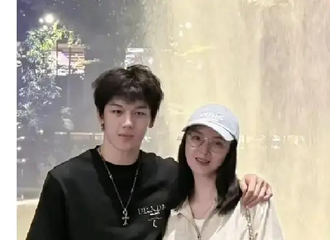 王艳儿子一露面，热搜直接炸锅。
小时候胖成球，现在一米八几，脸瘦、肩宽、眼神稳