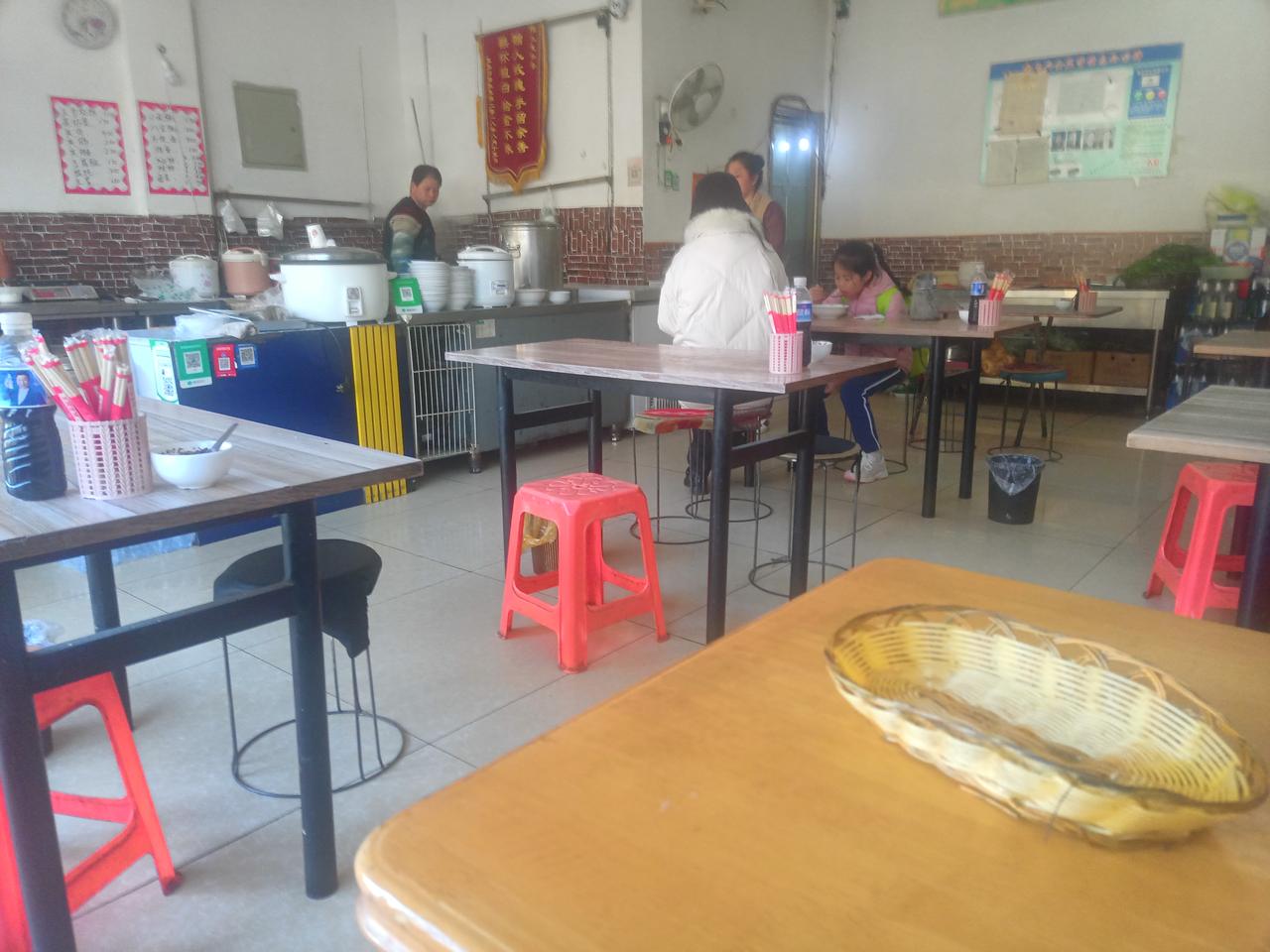 早餐店老板和我是老乡。周日早晨我来的早，顾客比较少，吃着香喷喷的烧饼，喝着滑嫩的