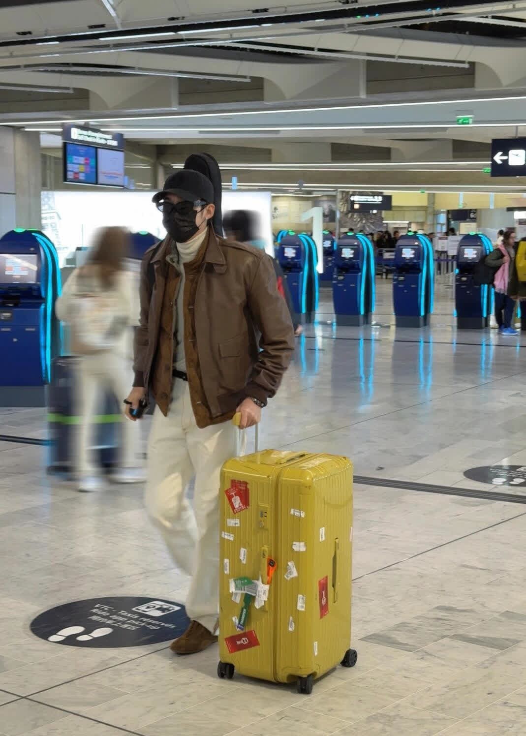 于适一身老钱味穿搭 于适戴高乐机场一身复古穿搭 完全就是总裁级别 搭载的是.IM