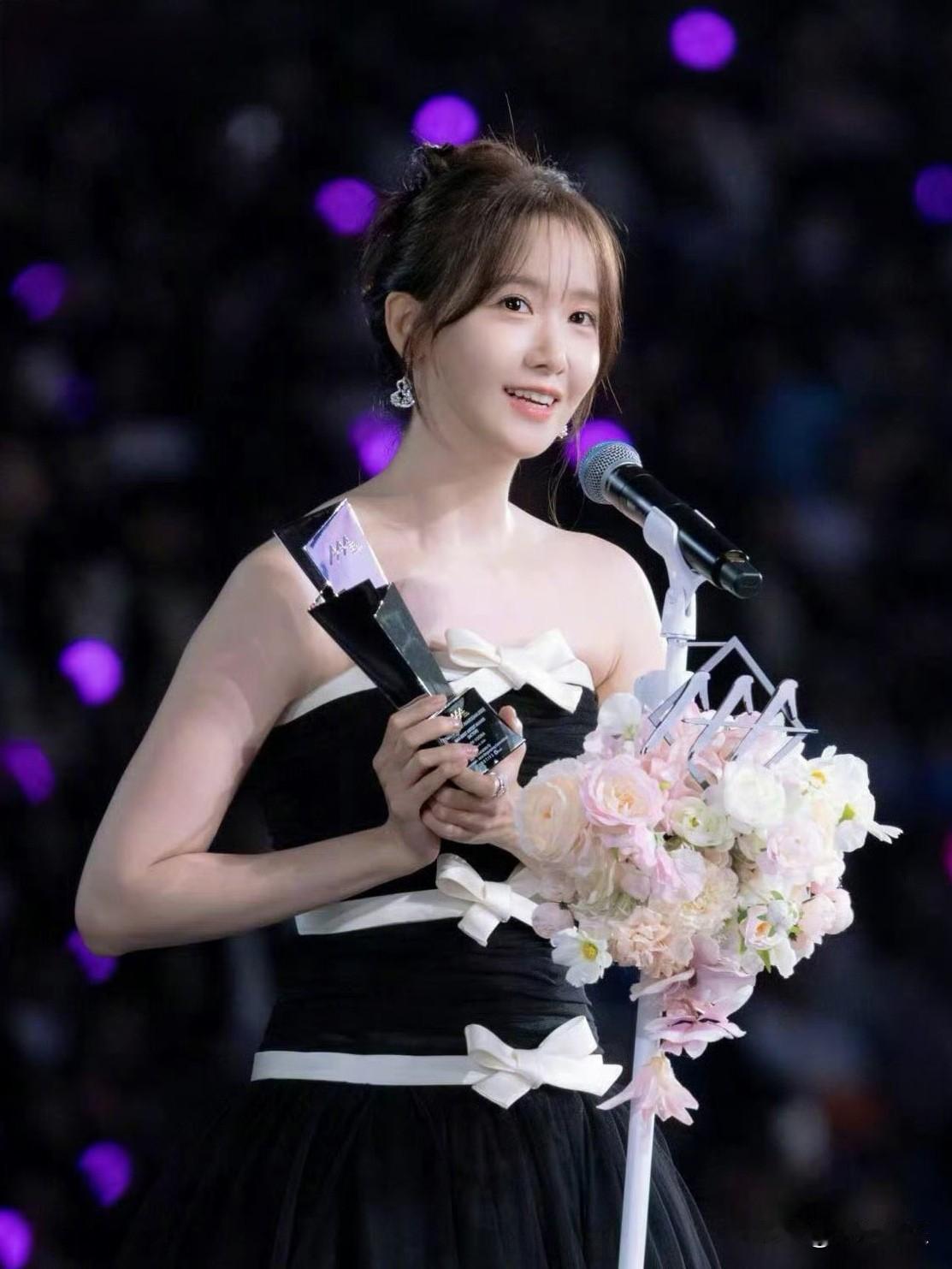 被林允儿圈粉了！就连林俊杰都用三种语言发表获奖感言，没想到林允儿直接用中文。
