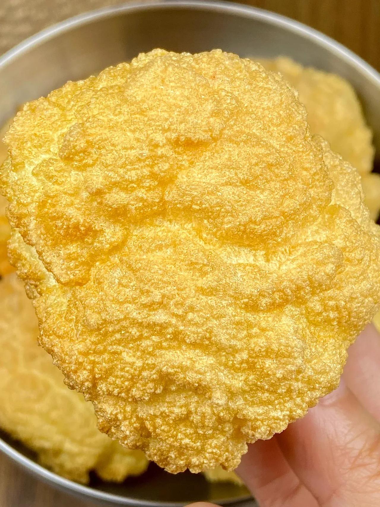 一道几乎快失传的东北名菜—雪绵豆沙，我直呼一个绝！
拿起来轻飘飘的，仿佛云朵一般