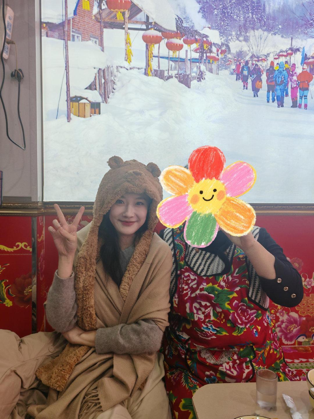 韩雨彤曾辉又去吃铁锅炖了 有网友分享和对合照，表示韩雨彤和曾辉来自家铁锅炖店铺吃