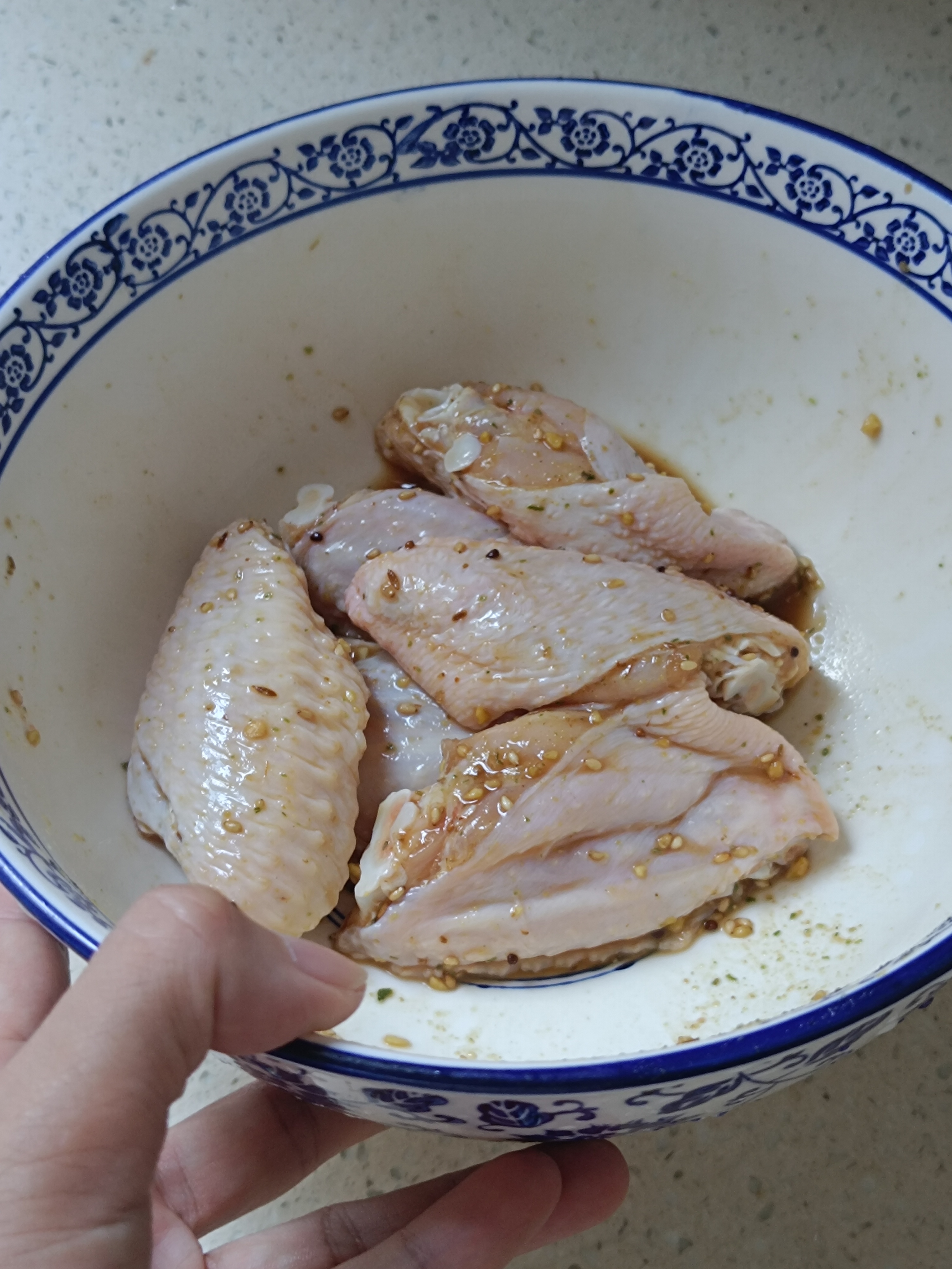 朋友们，我昨天骑行回来还去超市买了鸡翅中，烧烤酱拌匀腌制，中午用微波炉高火试试会