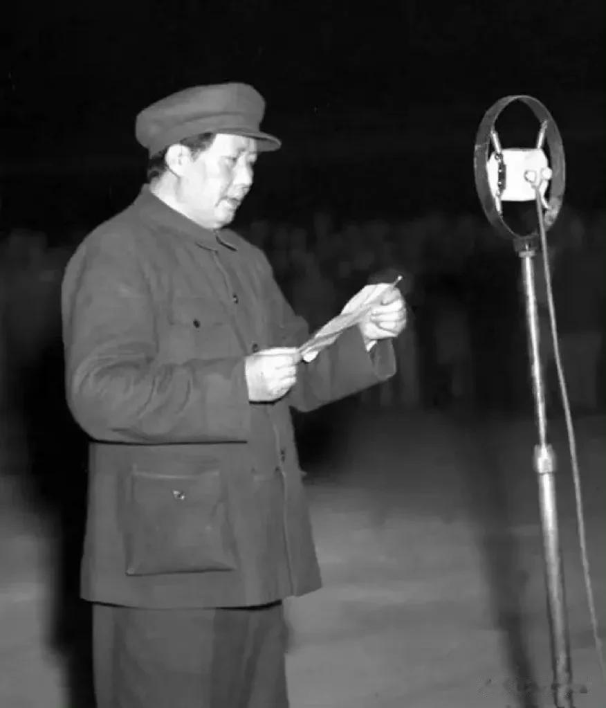 1949年9月30日，毛主席在人民英雄纪念碑奠基典礼上致词。