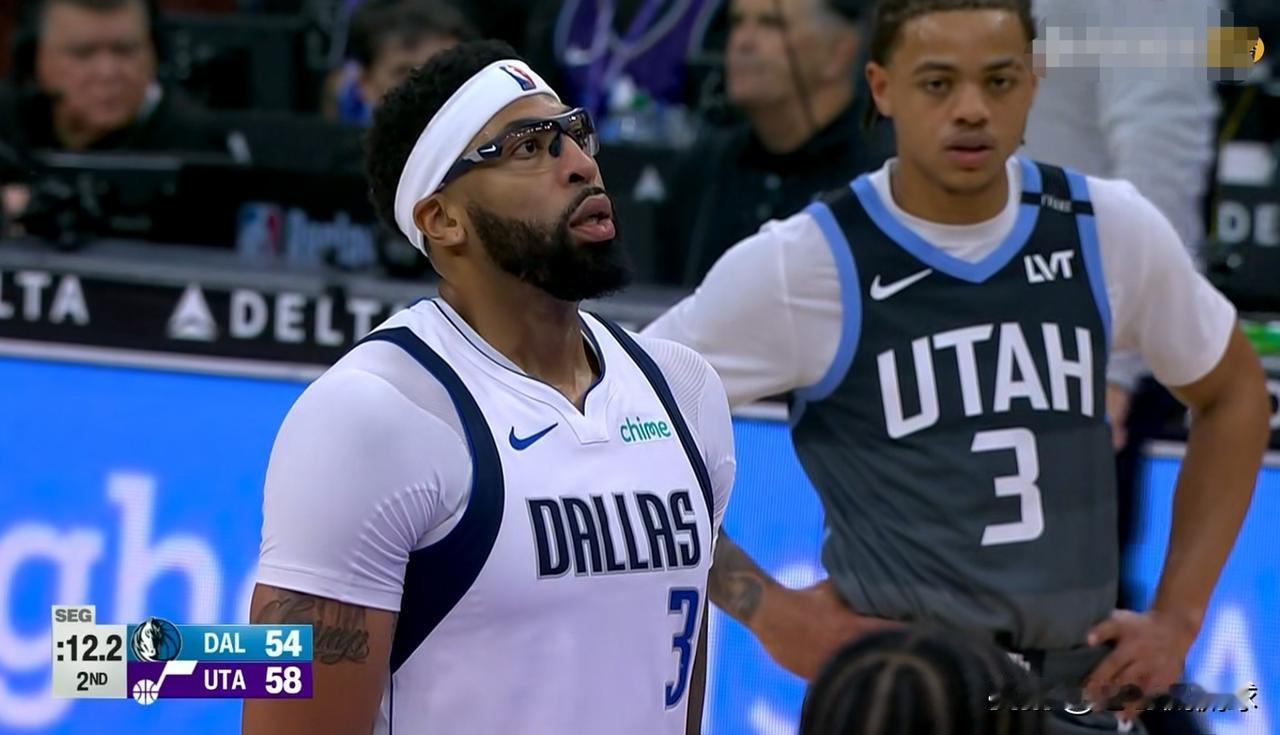 独行侠超级巨星浓眉真是出工不出力！在今天进行的独行侠和爵士的比赛中，目前双方半场