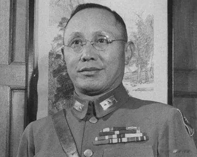 1949年8月，台北松山机场，59岁的何应钦牵着妻子王文湘的手走下飞机，没有官方