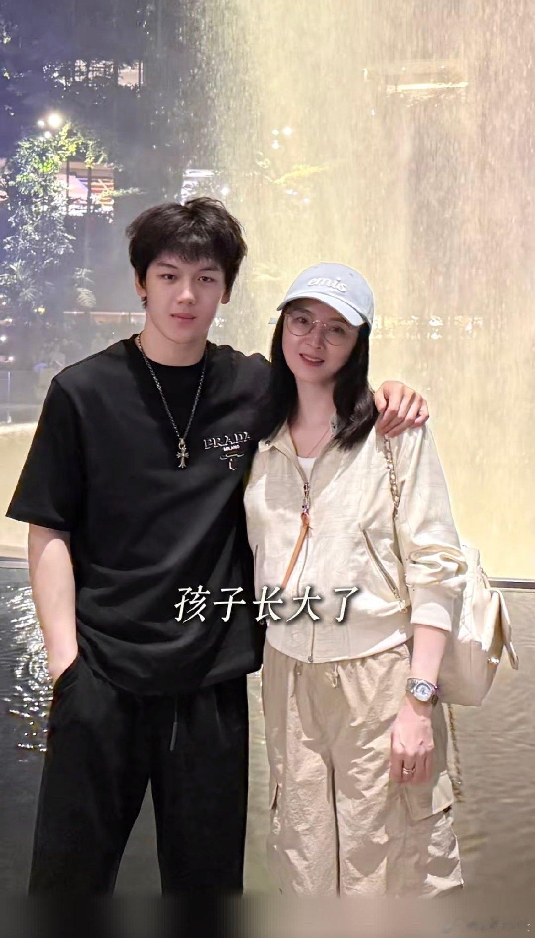 王艳19岁儿子长这么大了王艳19岁儿子长这么高了 51岁王艳晒19岁儿子球球近照