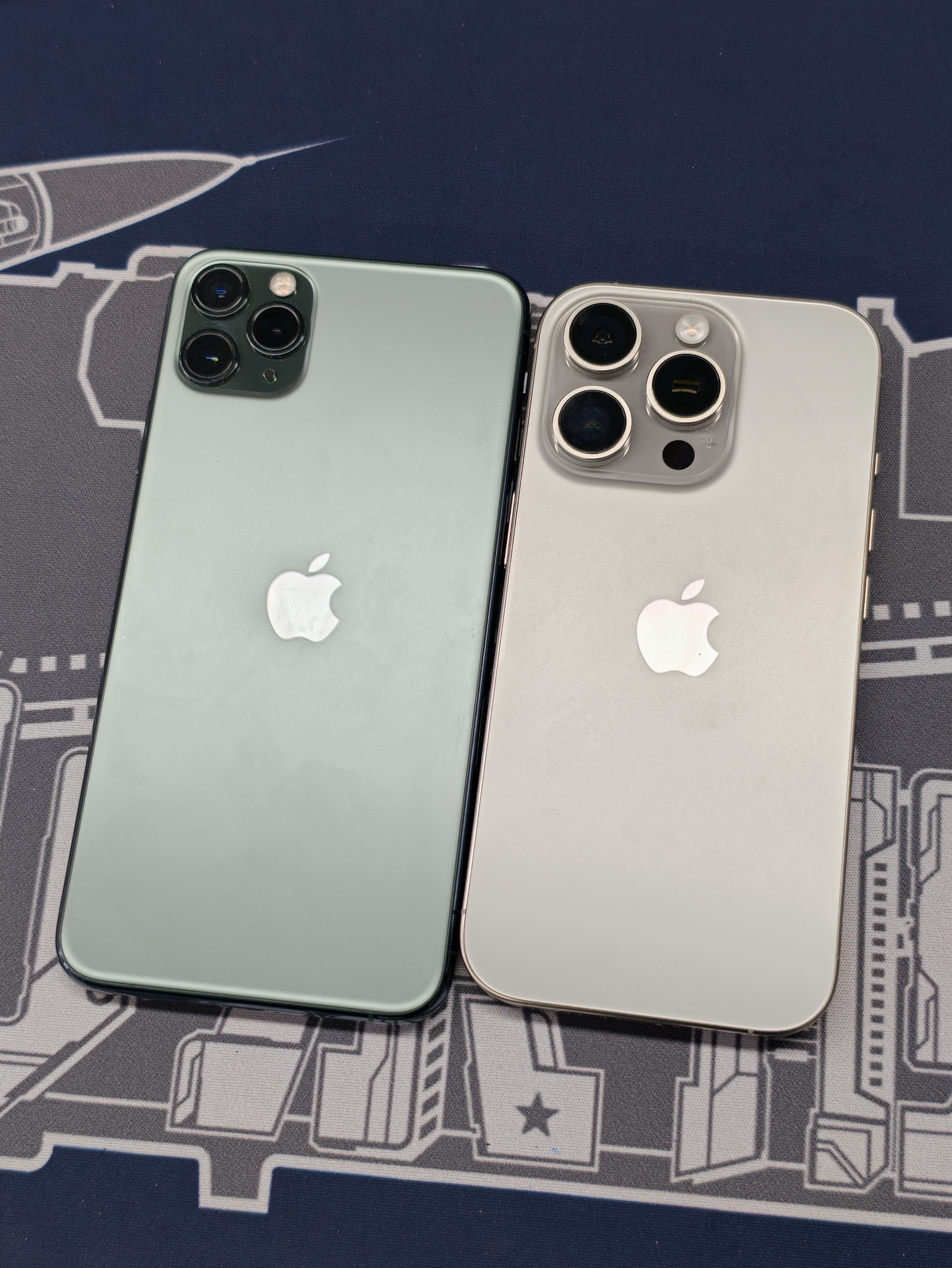 iPhone11  Pro Max跟16 Pro比起来，乍一看像山寨机一样，每次