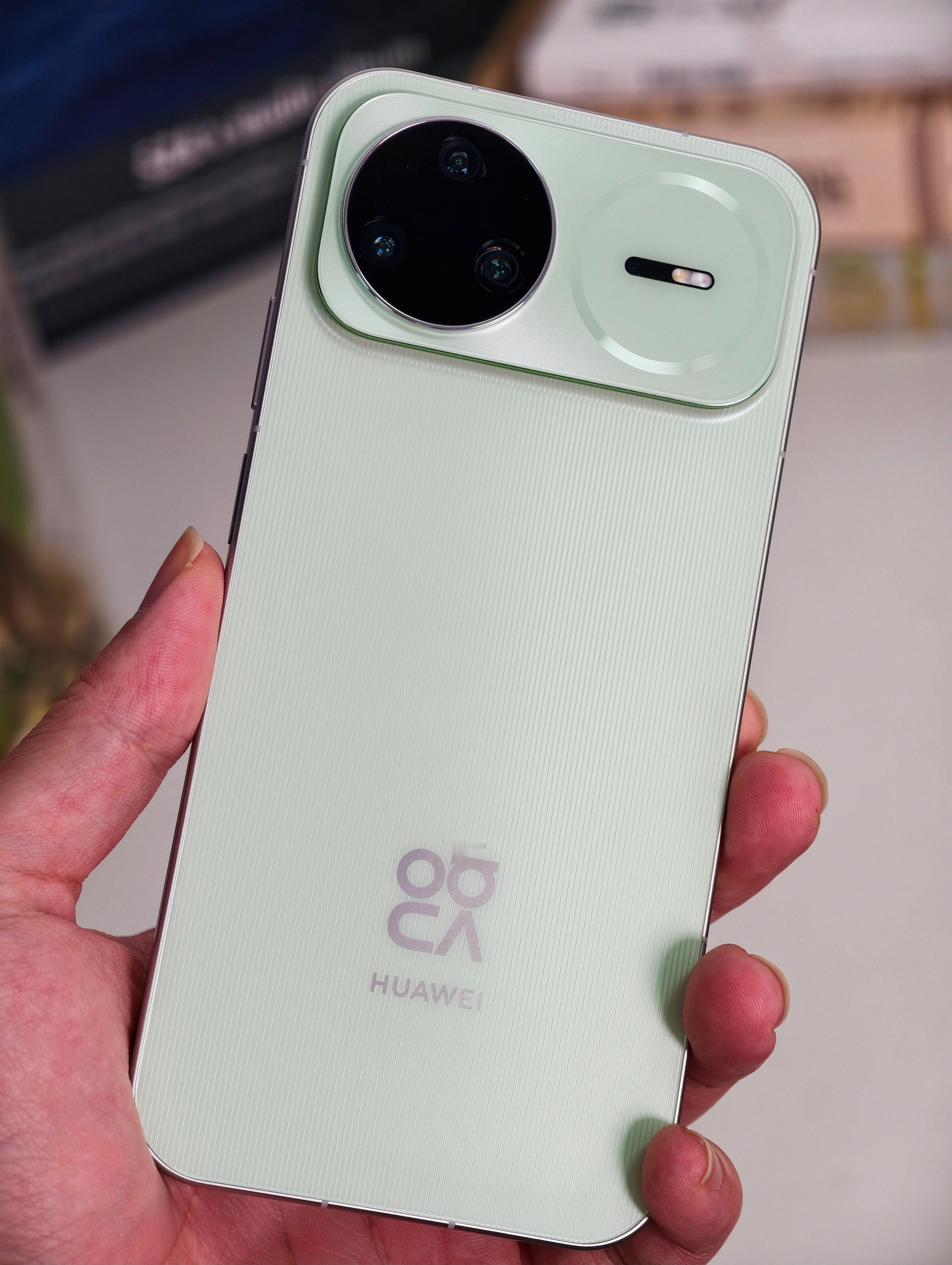 易烊千玺同款 华为nova15？这个浅绿色好看，淡雅的颜色加上不过度设计的背板。