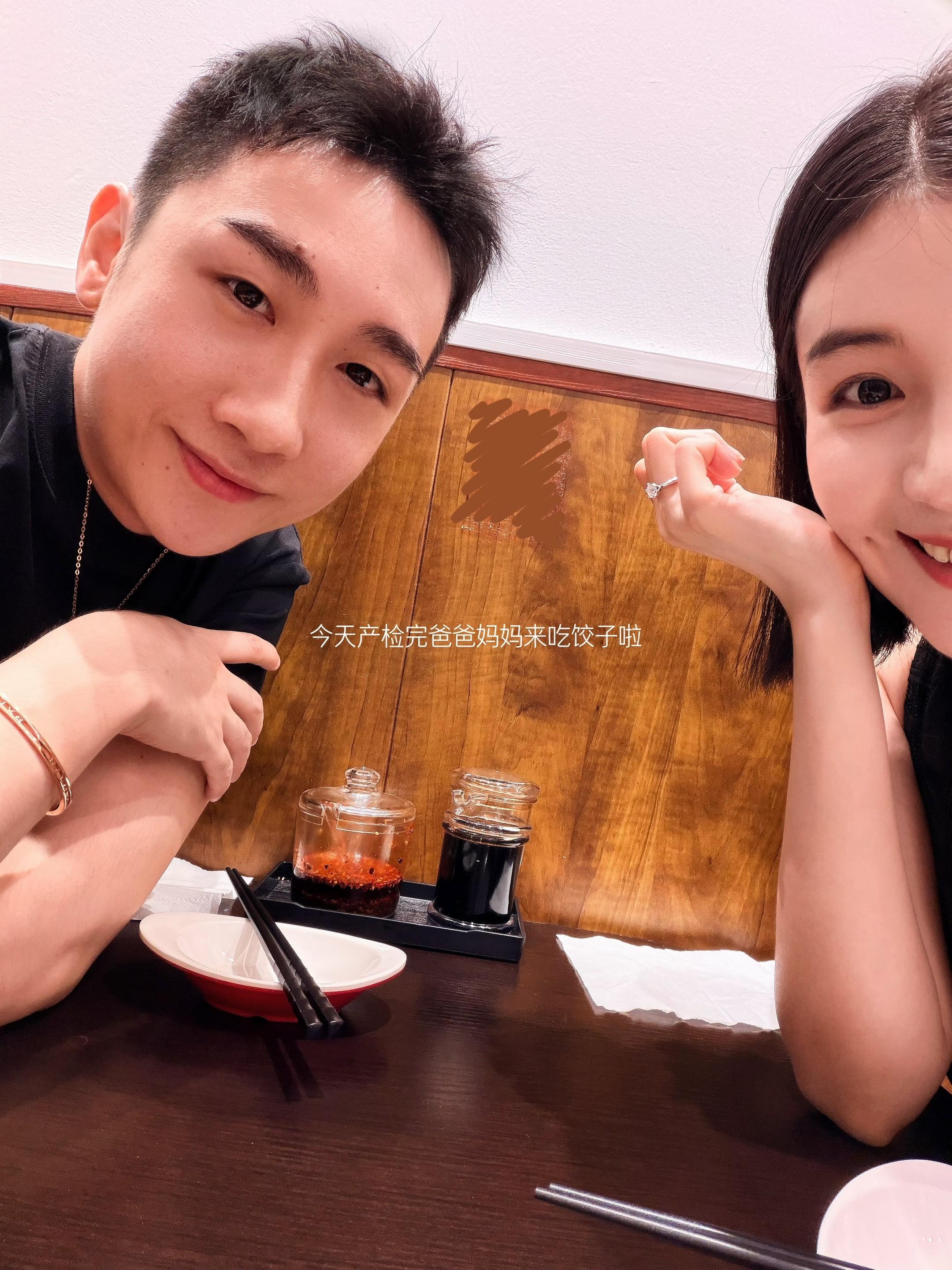 幸福总有痕迹。比如日渐圆润的脸蛋和藏不住的肚子