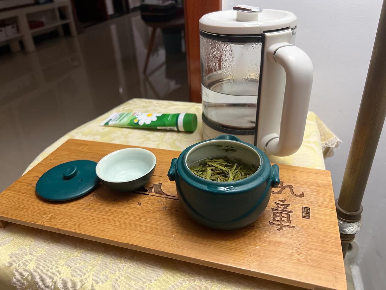 上午写稿子录视频，中午约个朋友在五彩城吃饭，石锅鱼，俩人喝了一瓶酒，估计她400
