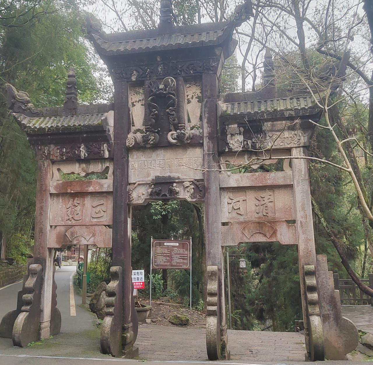 清末民初时期永顺府，向阳去世后，张氏当时尚有身孕（遗腹），她坚守贞节，独自一人含