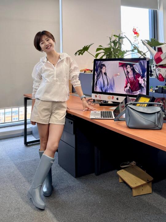 下雨天穿雨靴的女同事