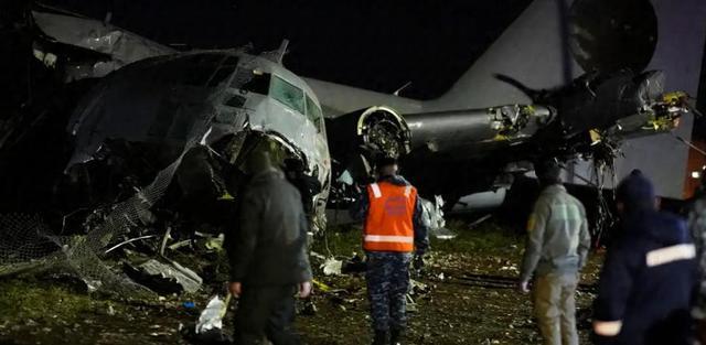 突发大消息，已经34人遇难！

哥伦比亚空军一架C-130“大力神”军用运输机，