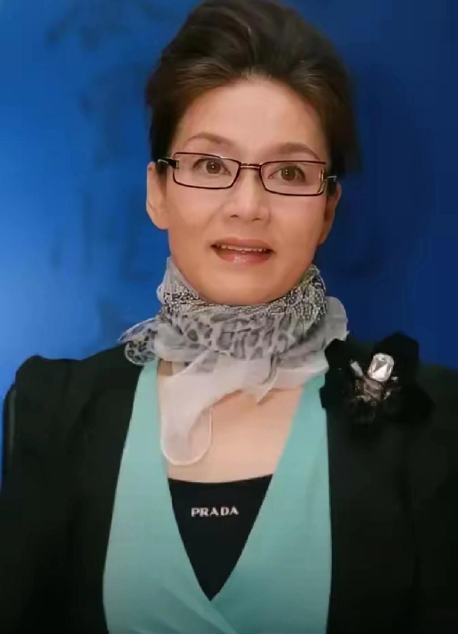 72岁潘虹的晚年日常：凌晨四点守护92岁母亲，温柔孝心戳哭众人
 
    曾经