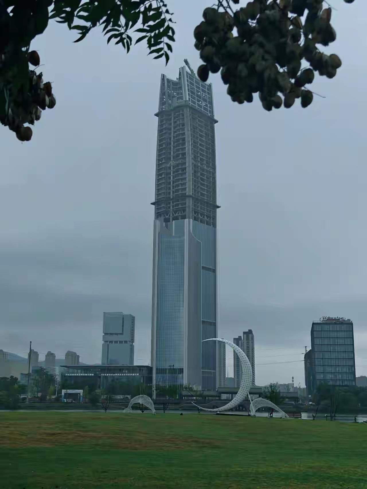 浙江县级市第一高楼温岭中心终于交付了，图片一是去年前拍的一年多了，最先还怕烂尾。