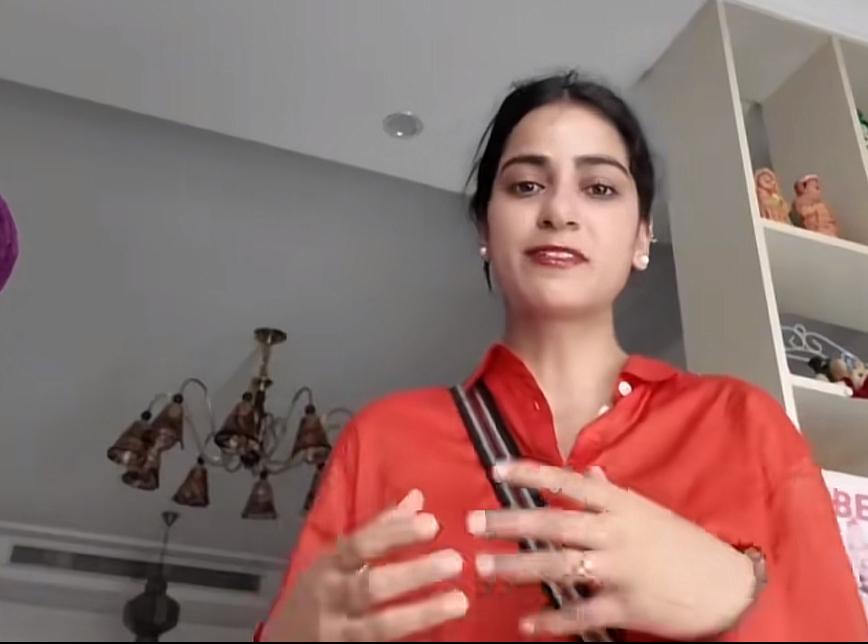 印度女孩炫耀终于在中国买房了，以后再也不用回印度了，因为可以在中国安家了，所以外