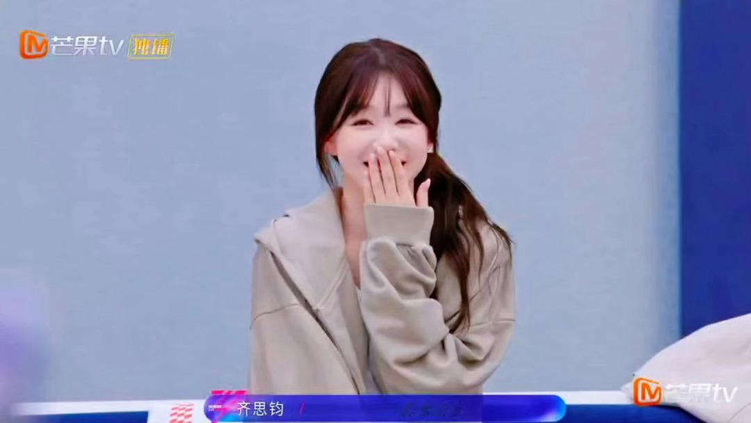 饶雪漫好宠徐梦洁饶雪漫夸徐梦洁善良被饶雪漫狠狠宠到的徐梦洁，又乖又温柔，本身就很