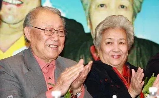 难道真像民间说的，“恩爱夫妻不过三”。老艺术家谢芳和丈夫张目，携手相扶了六十多年