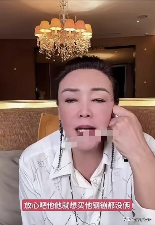 张兰太逗了怼起汪小菲也是不讲情面。
张兰直播时说起买房子一事儿，她说汪小菲不可能