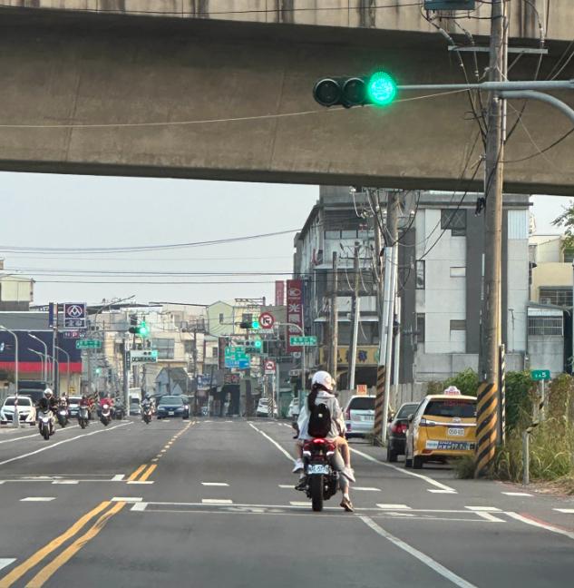 台湾人需要思考这样一个问题，为什么台湾满大街的机车，这么好的机车文化，却没有出现