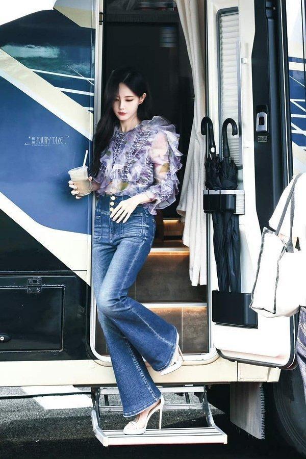 李一桐《美人余》路透，完全舒适区，美人多多穿漂亮衣服[抓狂][抓狂][抓狂] ​