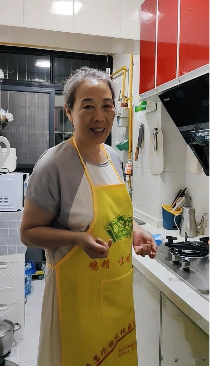 我喜爱在晚上做家务
我喜欢熬夜，却不喜欢早起，这个习惯或许和我过往的工作经历有关
