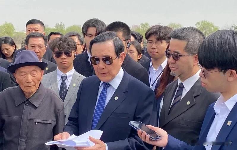 5月20日，马英九的安保就会撤掉。
今天，马英九体检遭到特定媒体跟拍。