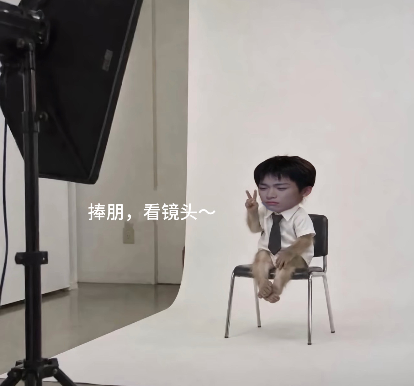 捧朋不情不愿的开学了 ​​​