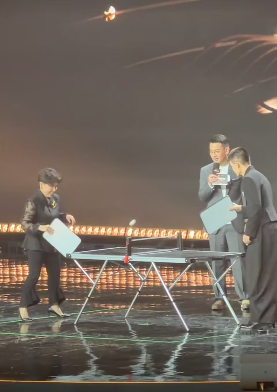 任嘉伦邓亚萍一起打乒乓球，好，